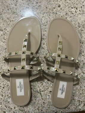 🤩 Beautiful fashion Nude Rockstud Triple-Strap Jelly Sandals🤩